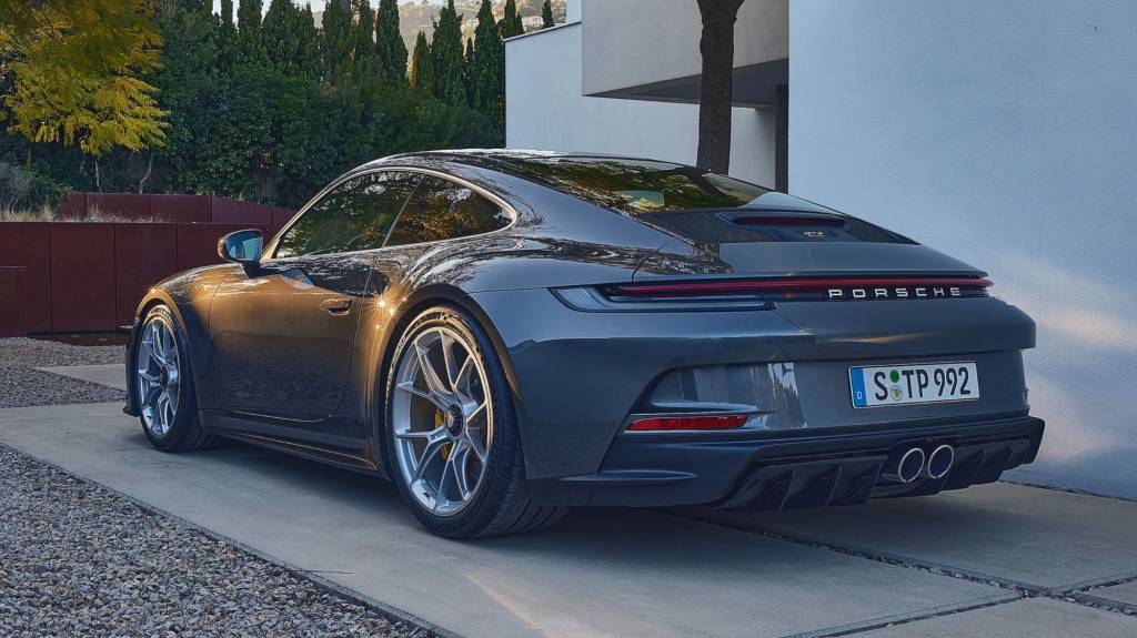 Porsche 911 GT3 Touring 2022 33 Porsche 911 GT3 Touring 2022 prata vista 3/4 de trás