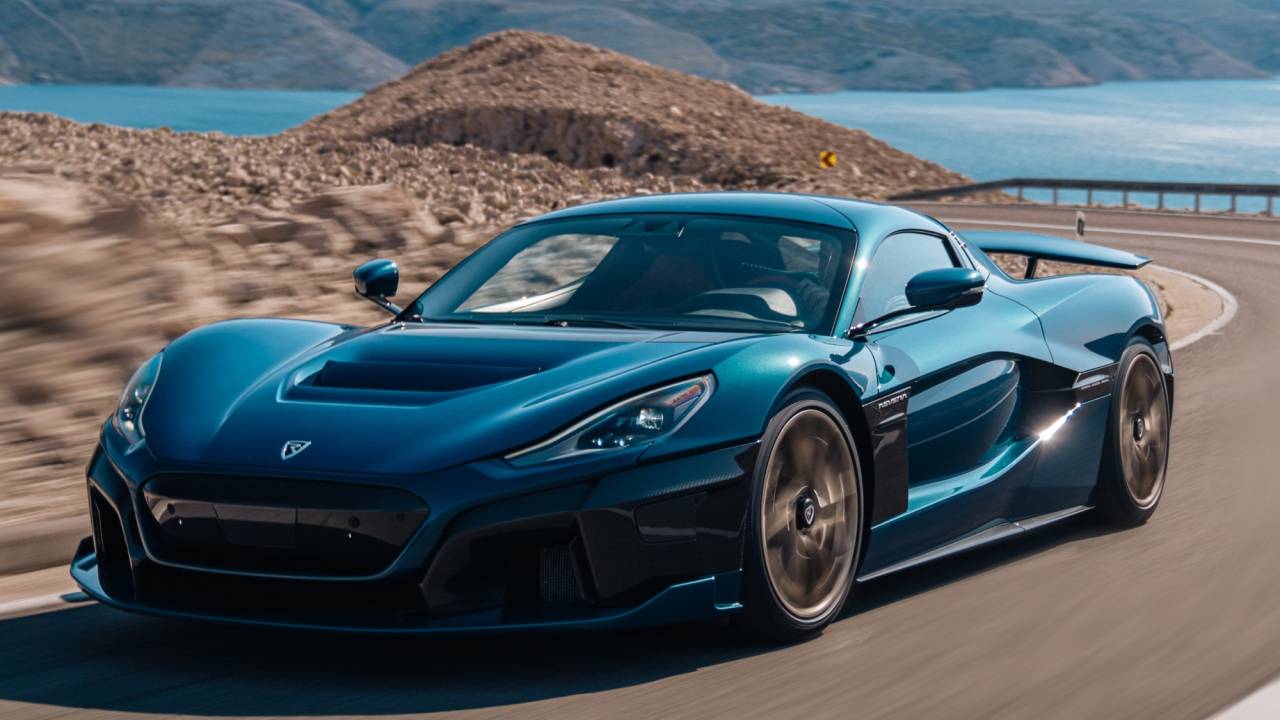 Rimac Nevera azul visto 3/4 de frente