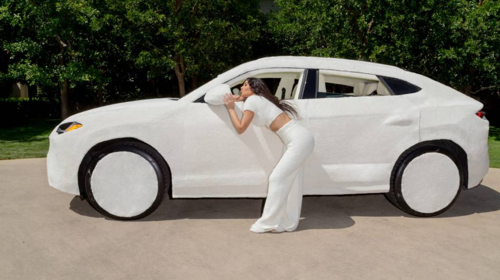 Kim Kardashian apresenta Urus “de pelúcia” para promover marca de roupas
