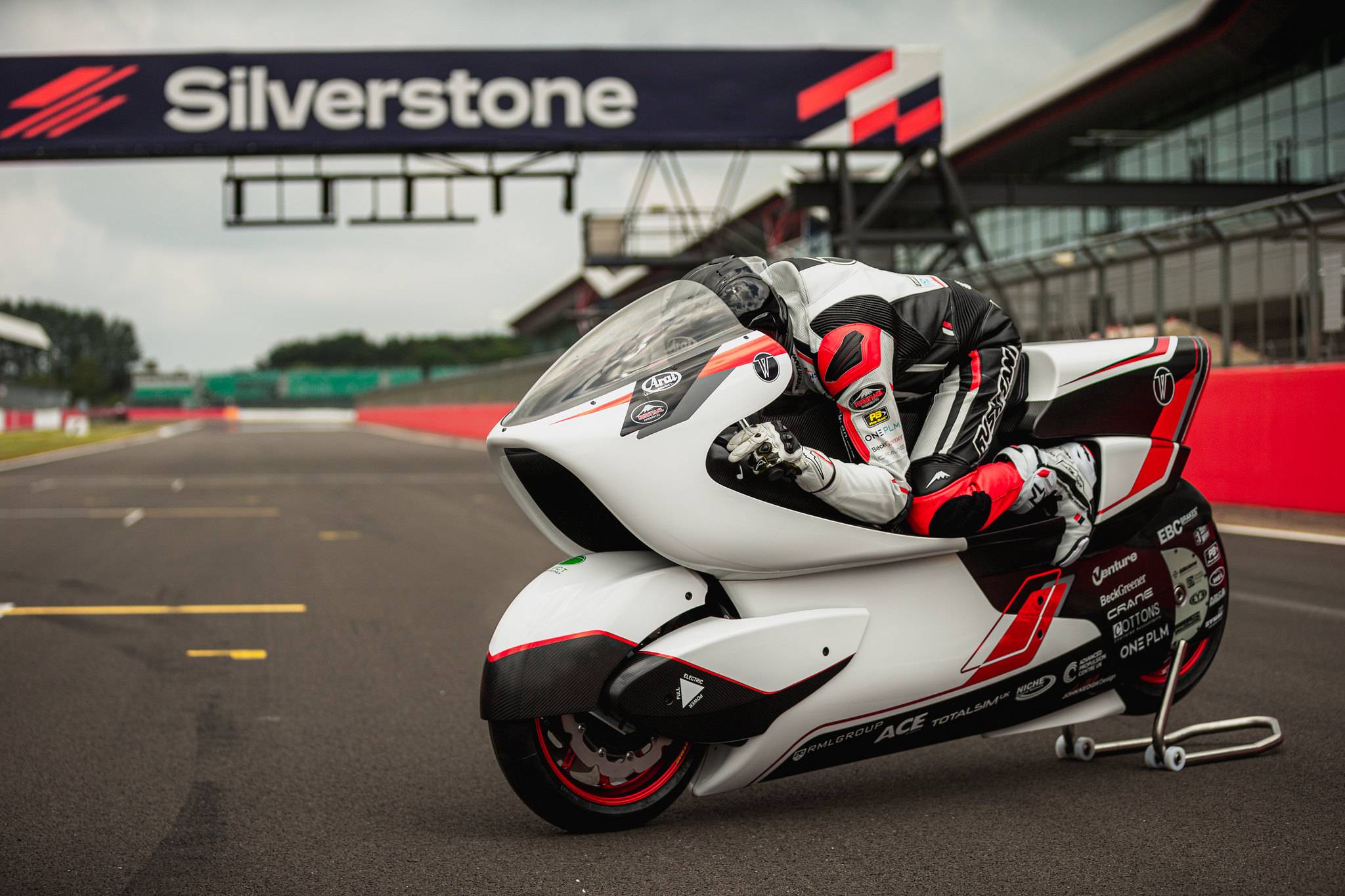 Moto mais aerodinâmica do mundo é elétrica e busca recorde de velocidade