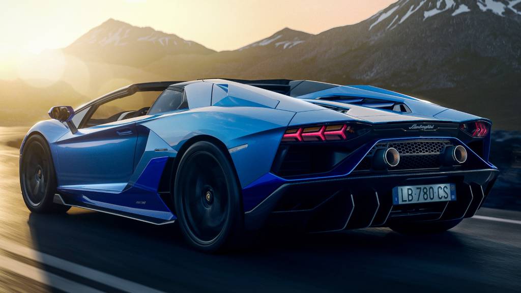 LAMBORGHINI AVENTADOR ULTIMAE Lamborghini Aventador Ultimae conversível azul visto 3/4 de trás