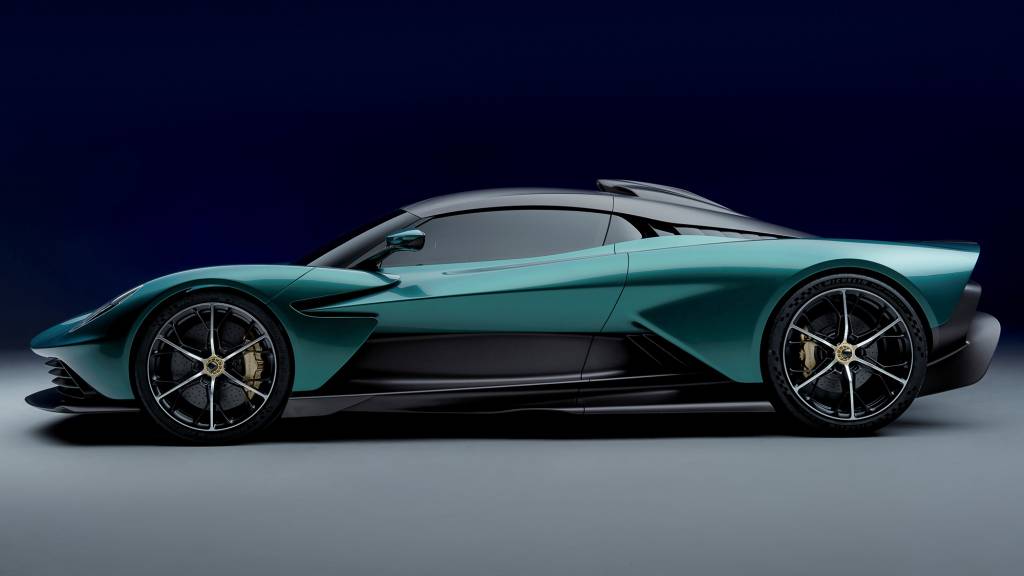 ASTON MARTIN VALHALLA 5 Aston Martin Valhalla verde visto de lado