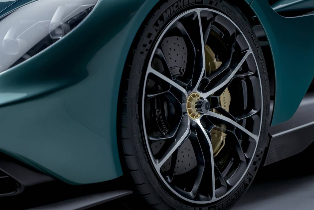 ASTON MARTIN VALHALLA 9 Roda do Aston Martin Valhalla verde