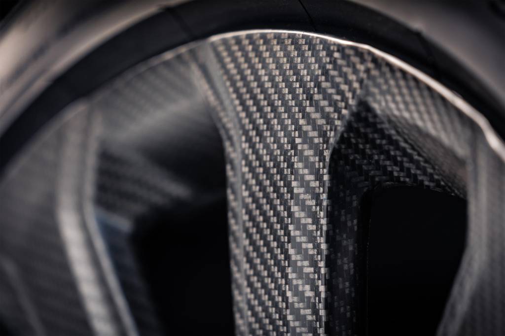 BENTLEY BENTAYGA RODA 4 Detalhe da fibra de carbono da roda do Bentley Bentayga
