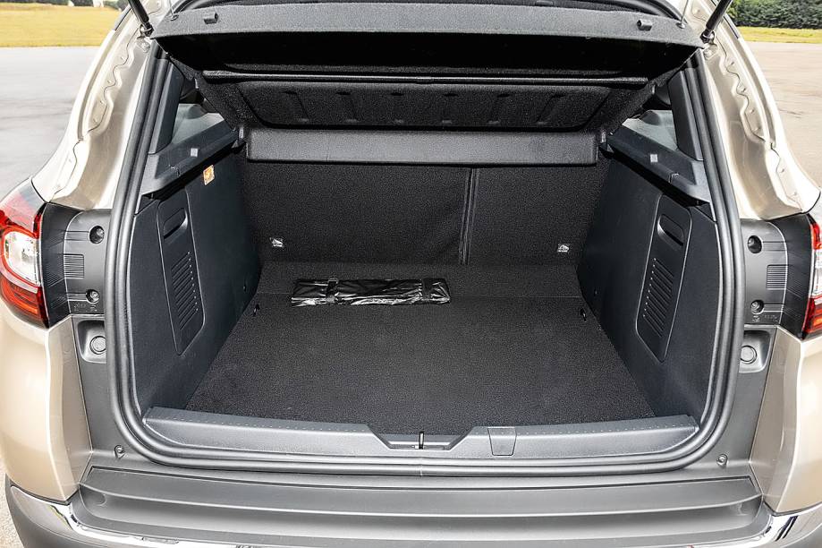 Porta-malas de 437 l s&oacute; perde para o Duster