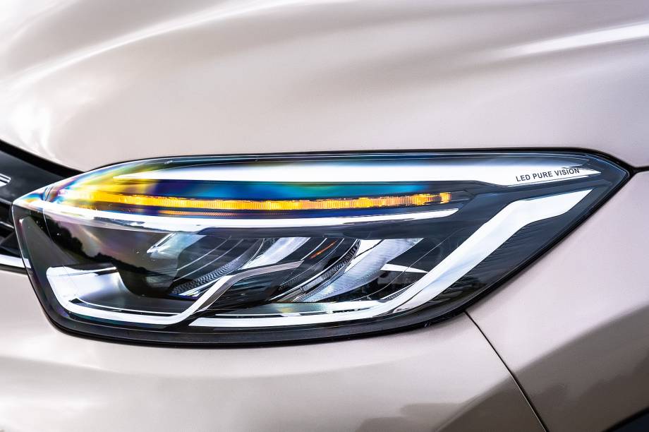 Far&oacute;is full-led da vers&atilde;o Iconic deixam a dianteira do Captur mais refinada