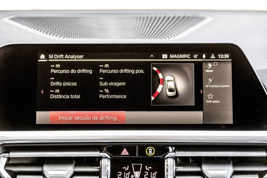 Tela da central tem 12,2” Tela da central tem 12,2”