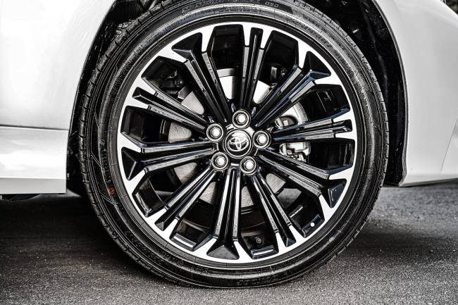Corolla Gazoo Racing roda Corolla Gazoo Racing detalhe do pneu e roda