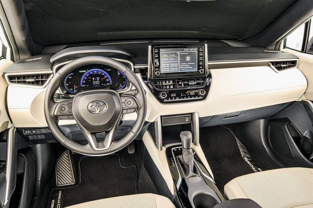 Interior repete o desenho do Corolla sed&atilde;; &eacute; bonito, mas faz economias em rela&ccedil;&atilde;o ao "irm&atilde;o" de tr&ecirc;s volumes