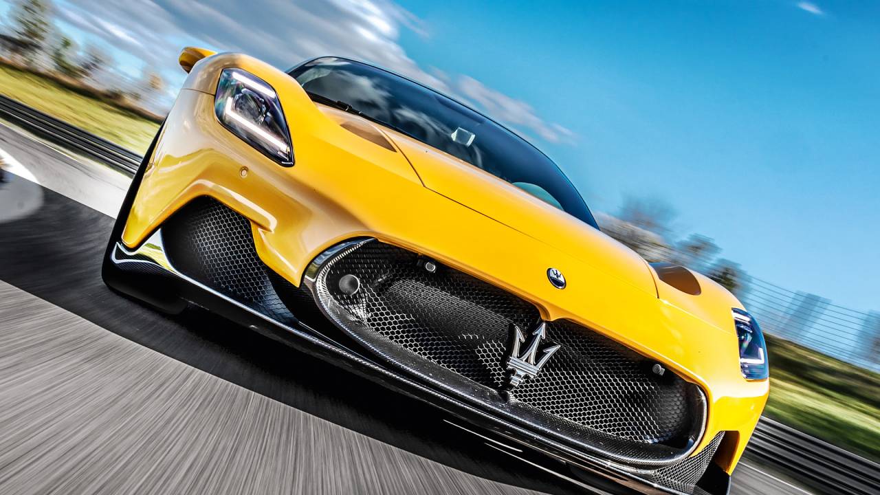 Maserati MC20 amarelo visto de frente