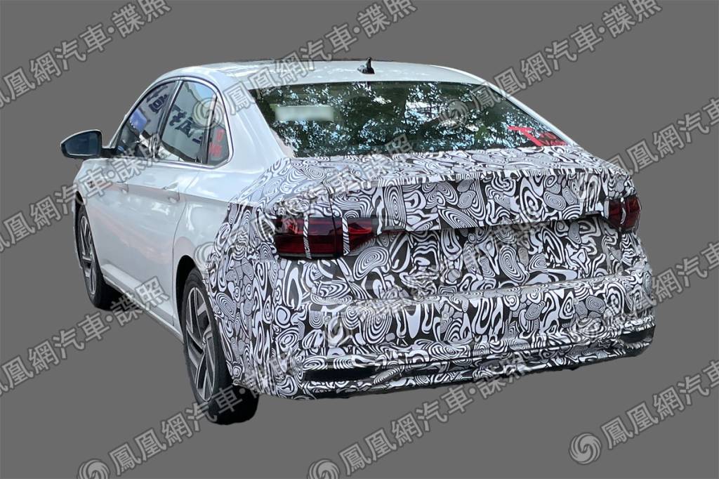 Novo Volkswagen Jetta flagrado na China (2) Tampa do porta-malas concentra maioria das alterações de meia-vida na traseira do novo Jetta