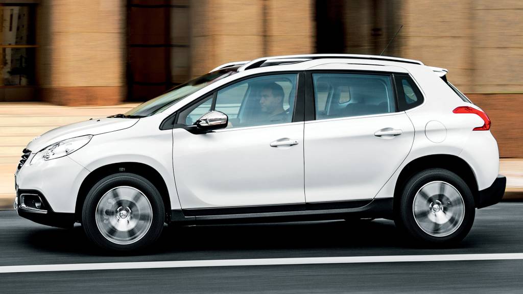 Peugeot 2008 1 Peugeot 2008 branco visto de lado