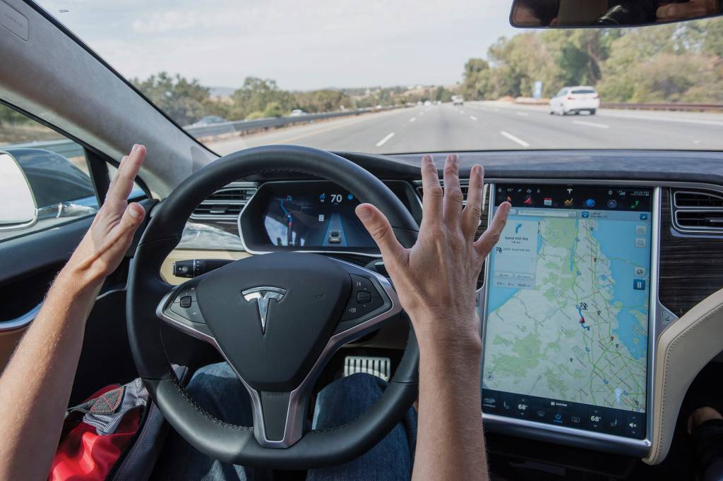 Correio técnico: tirar as mãos do volante em carro autônomo dá multa?