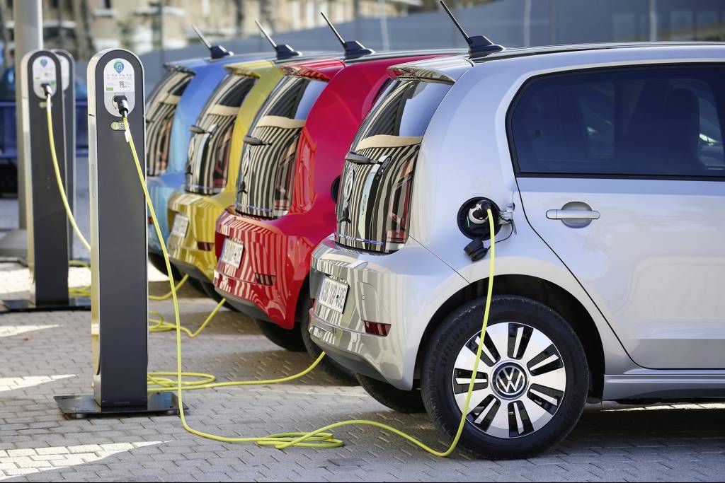 VW e Toyota ficam fora de acordo que acaba com venda de carros a combustão