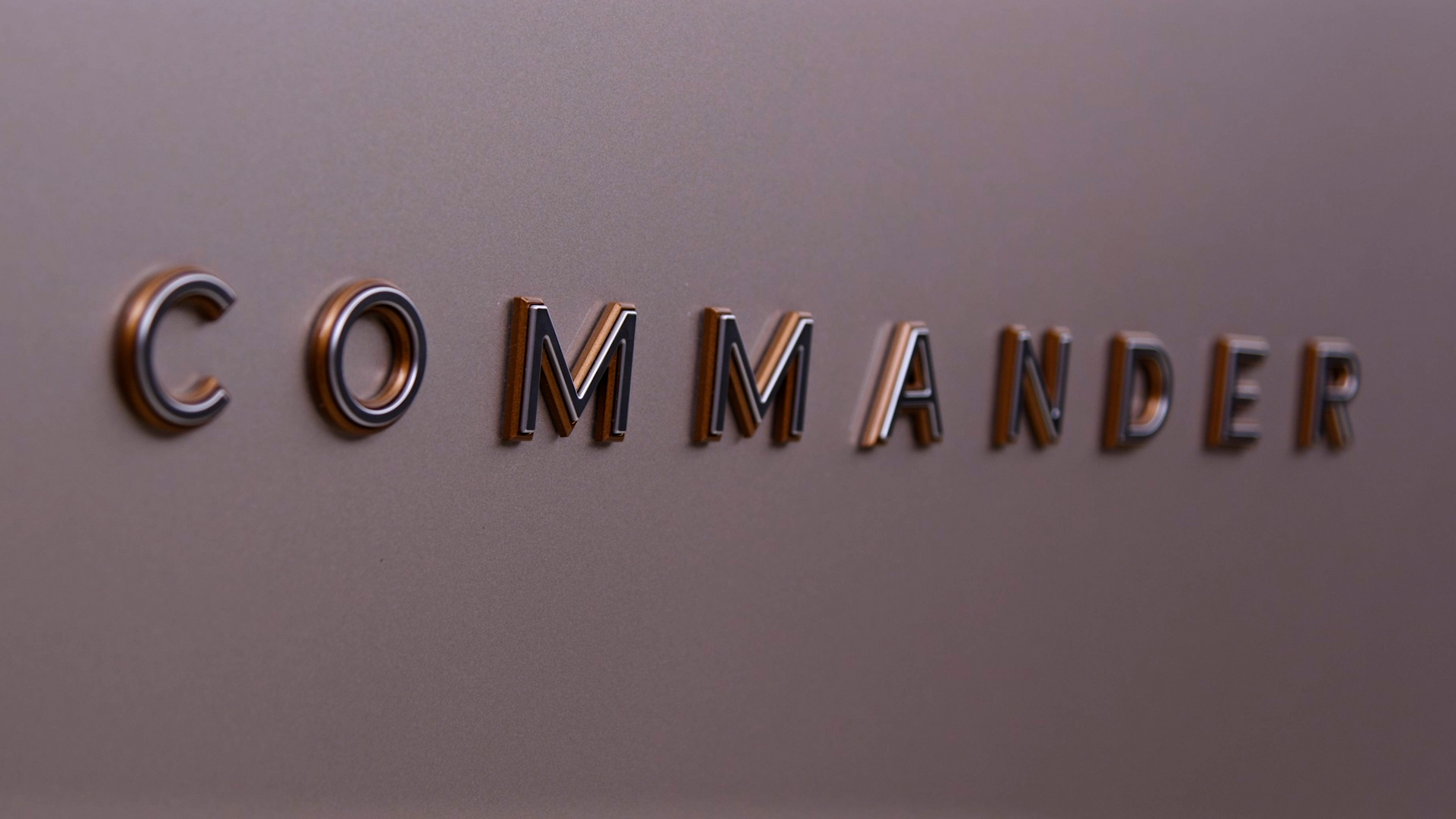 P&eacute;rolas, bronze, couro: Commander busca evocar luxo nos detalhes