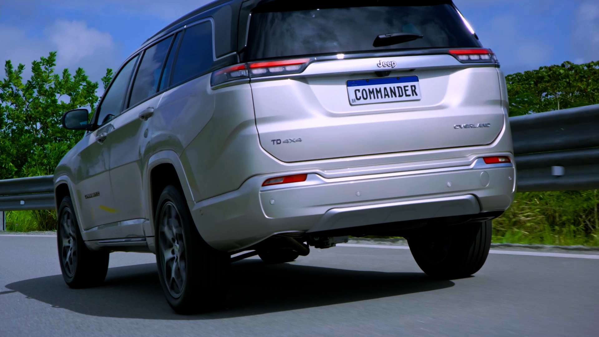 4x4 segue digno de men&ccedil;&atilde;o, ao lado da ins&iacute;gnia do motor turbodiesel