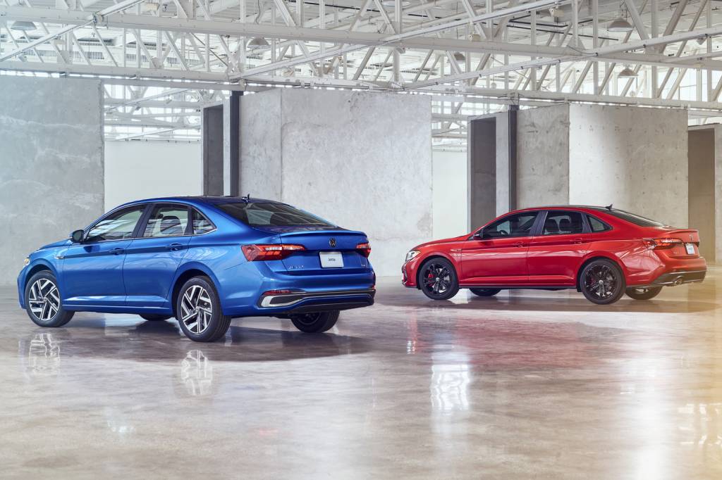 VW JETTA 2022 6 Novo Jetta (azul) e Jetta GLi (vermelho) vistos 3/4 por trás