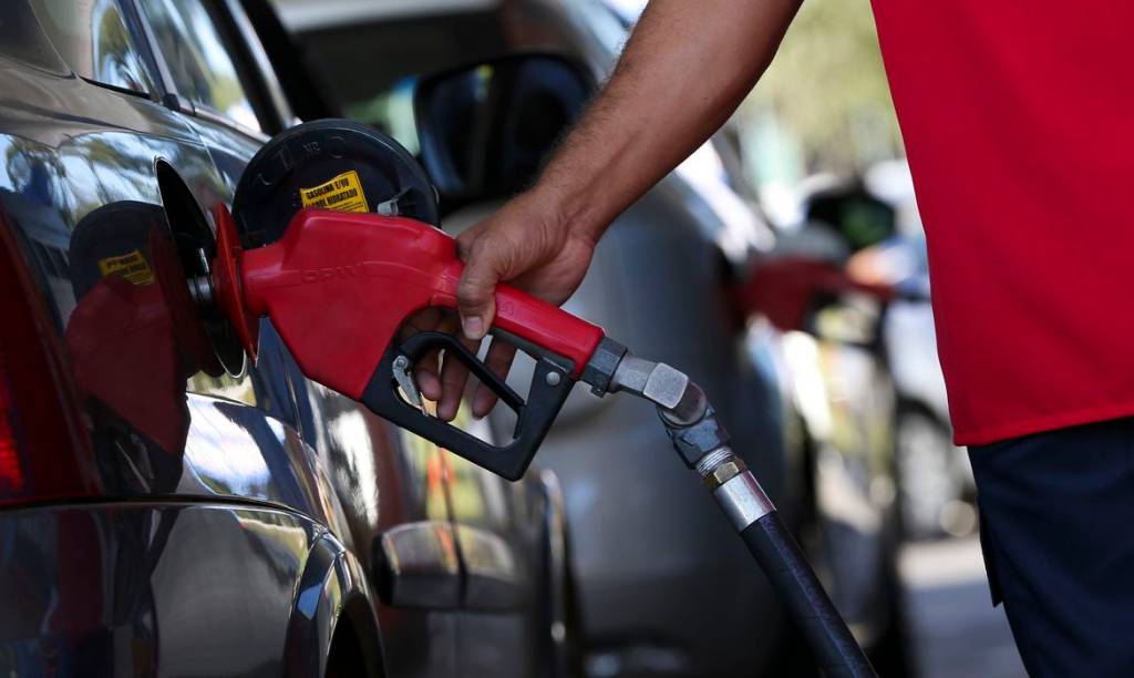 Gasolina e diesel podem ficar mais baratos com redução do ICMS
