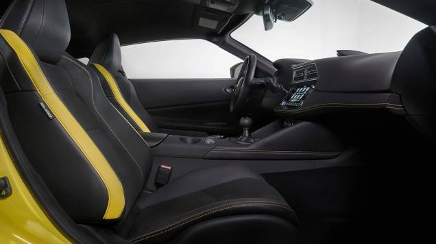A versão Proto Spec apresenta detalhes em amarelo em toda a cabine, incluindo costuras no painel de instrumentos A versão Proto Spec apresenta detalhes em amarelo em toda a cabine, incluindo costuras no painel de instrumentos