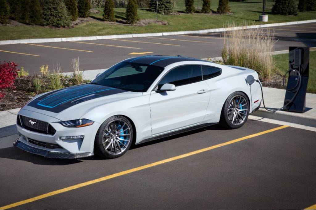 Ford prepara kit oficial para converter esportivos em carros elétricos