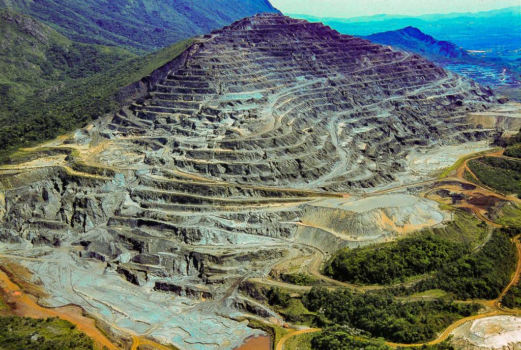 108-3 Deslocamento vertical em minas pode chegar aos 400 m em locais como a Serra dos Carajás (PA)