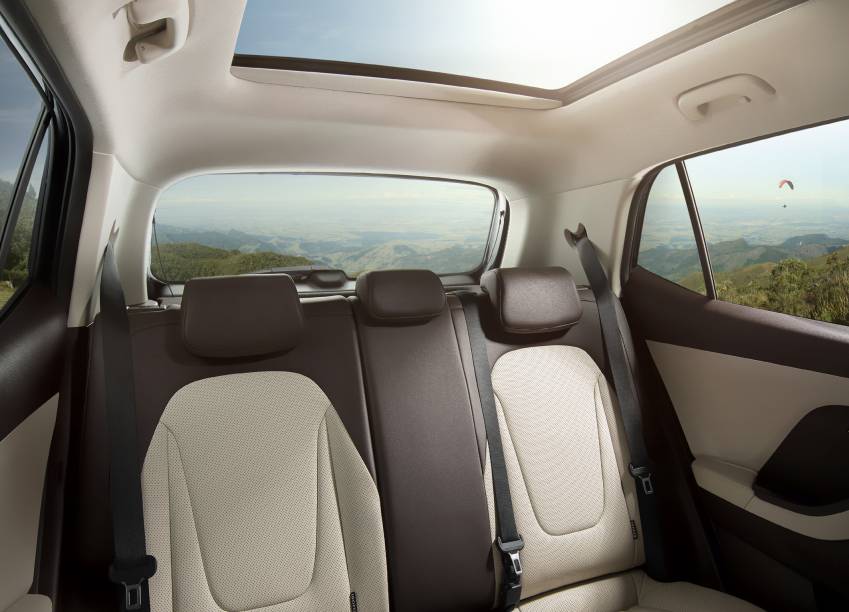 O teto solar é um dos destaques do novo Creta. Disponível apenas nas duas versões mais caras, ele tem área envidraçada que vai até a cabeça do passageiro do banco traseiro O teto solar é um dos destaques do novo Creta. Disponível apenas nas duas versões mais caras, ele tem área envidraçada que vai até a cabeça do passageiro do banco traseiro