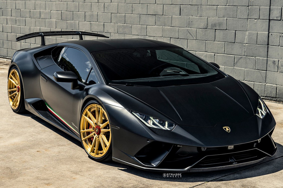 Lamborghini Hurac&aacute;n Performante preto visto 3/4 de frente