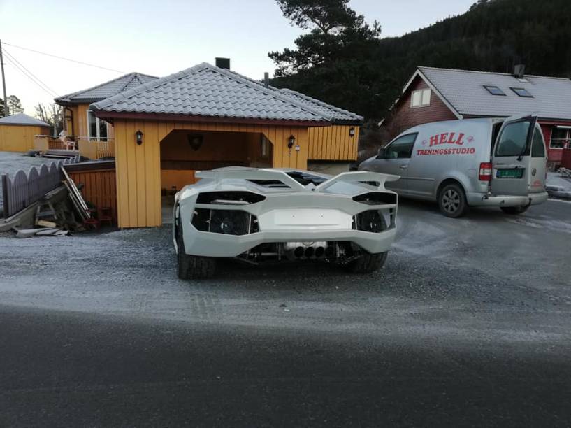 Carro parado na entrada da garagem de Steinar