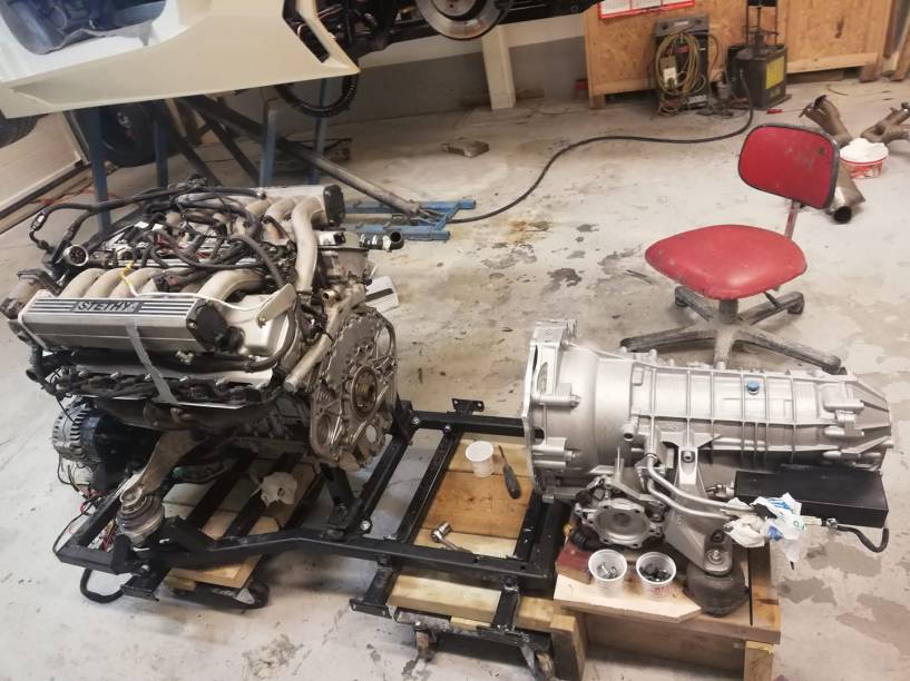 Motor V12 5.4 saiu de um BMW e o câmbio era de um Audi A8