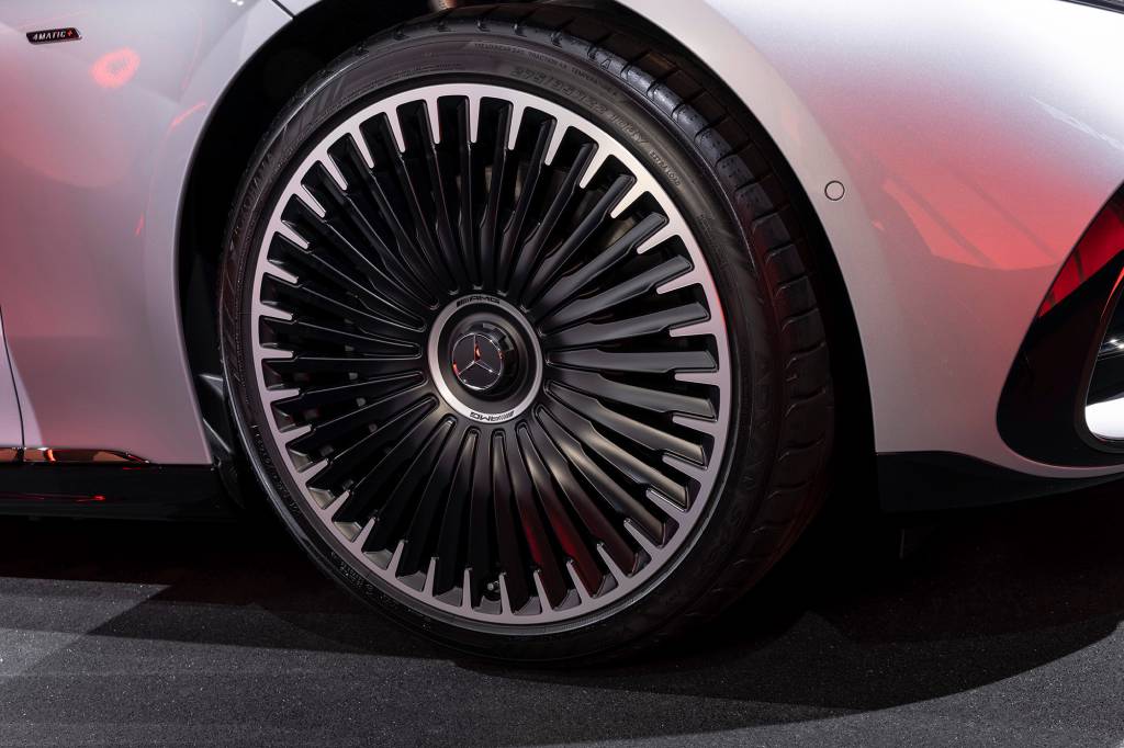 Mercedes cria sistema que fura os pneus para frear o carro em emergências