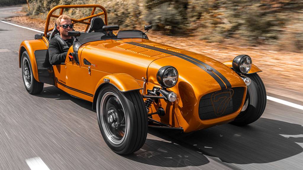Caterham Seven 170 tem motor de moto, 440 kg e desempenho de Golf GTI