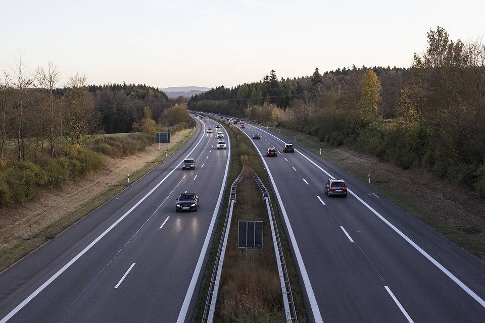 Autobahn, a estrada sem limites, poderá ter velocidade máxima de 130 km/h