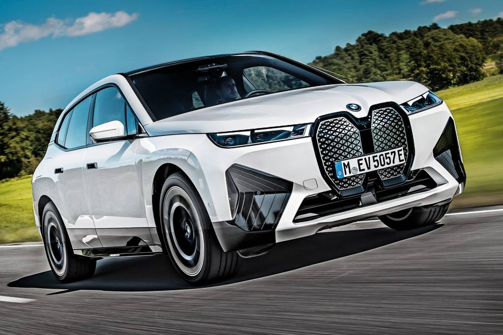 BMW iX é elétrico luxuoso que não abre capô e tem volante hexagonal