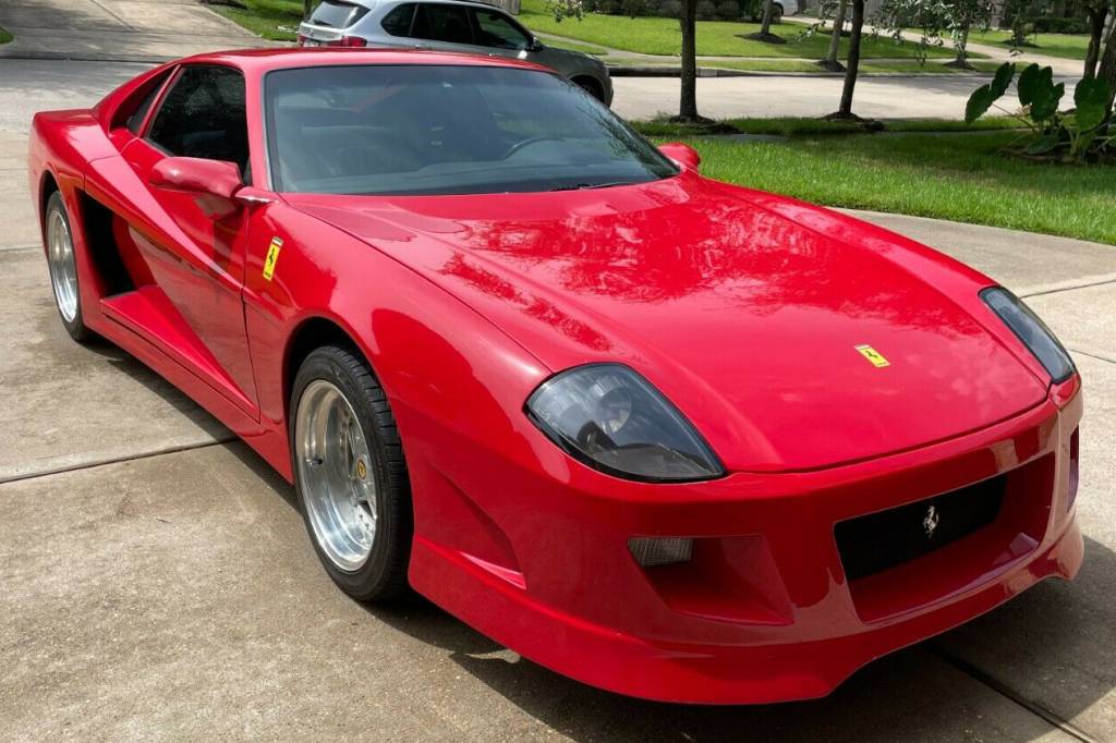 Esta ‘Ferrari’ tem base de Chevrolet Camaro e foi vendida a preço de Mobi