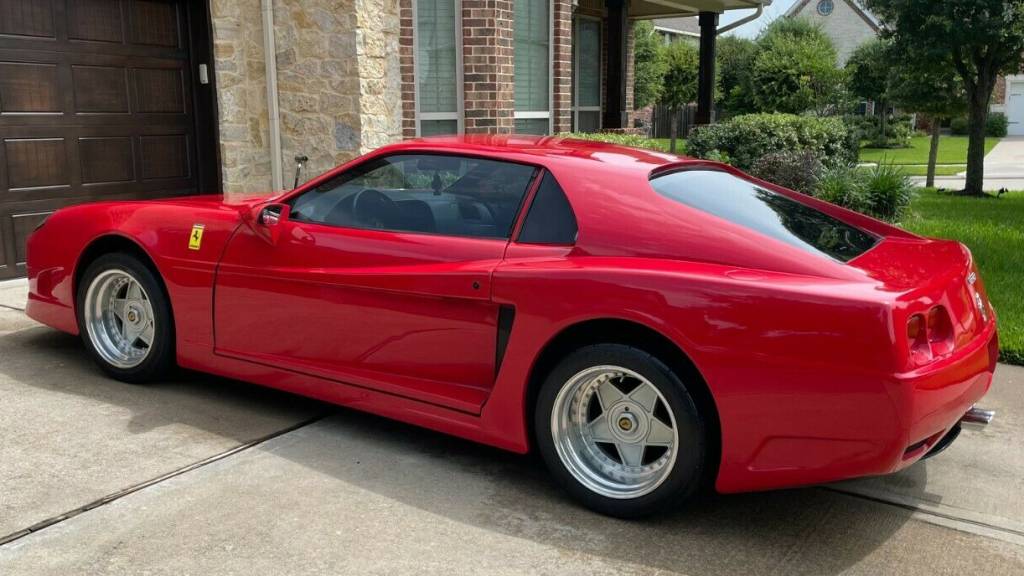 FERRARI COM CAMARO 85 4 Réplica de Ferrari com Chevrolet Camaro 85 vermelho vista 3/4 de trás