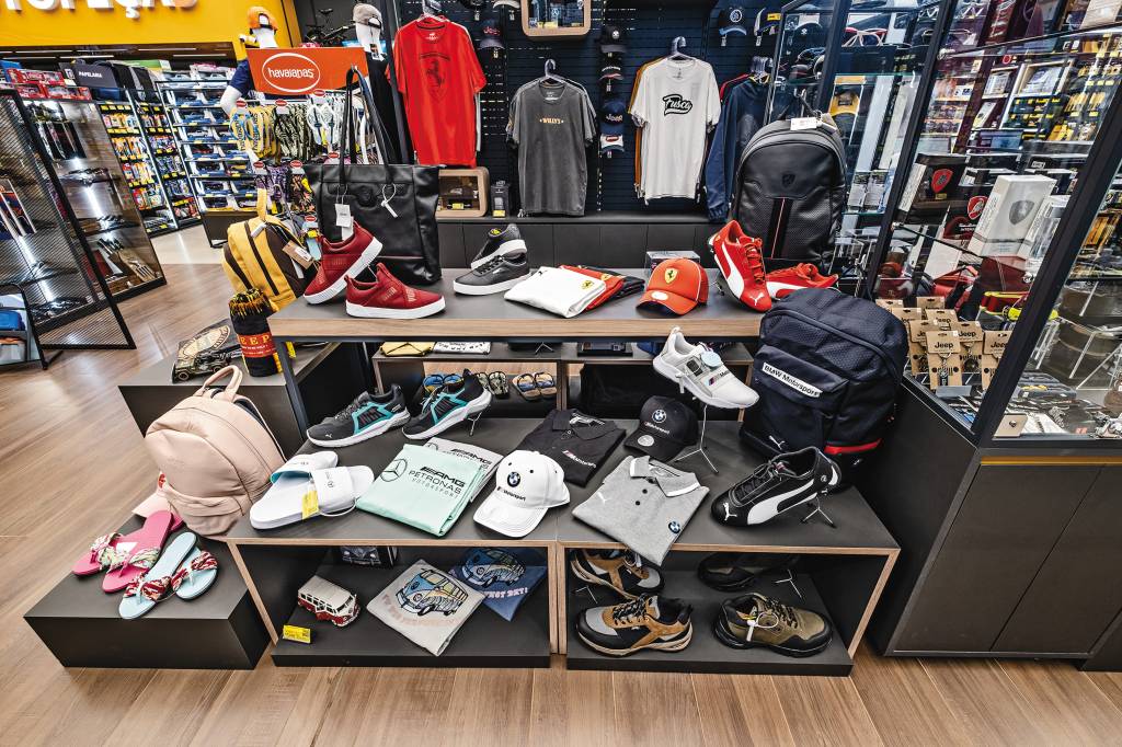 Tem&aacute;tica de carro &eacute; seguida na oferta de roupas, t&ecirc;nis, acess&oacute;rios e at&eacute; de perfumes.