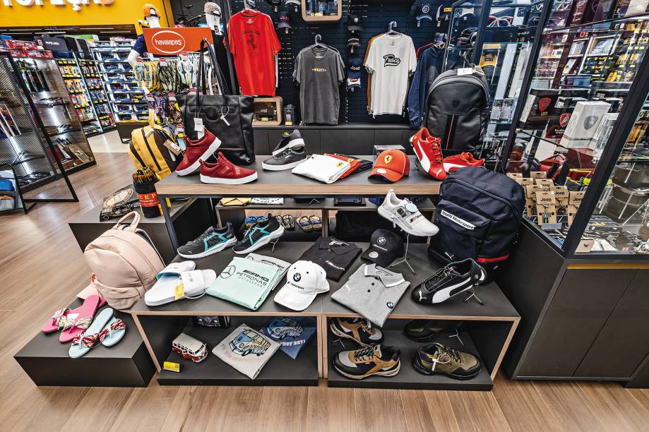 Tem&aacute;tica de carro &eacute; seguida na oferta de roupas, t&ecirc;nis, acess&oacute;rios e at&eacute; de perfumes.