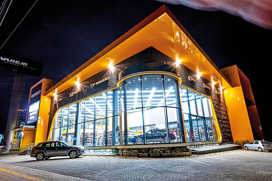 Tem&aacute;tica de carro &eacute; seguida na oferta de roupas, t&ecirc;nis, acess&oacute;rios e at&eacute; de perfumes. Fachada se destaca das demais pela &aacute;rea envidra&ccedil;ada, pelo carro em exposi&ccedil;&atilde;o dentro da loja e o tel&atilde;o de led