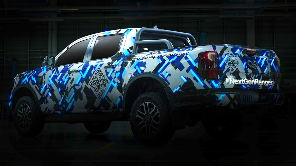 Ford Ranger 2023 vista 3/4 de tr&aacute;s com camuflagem azul leve