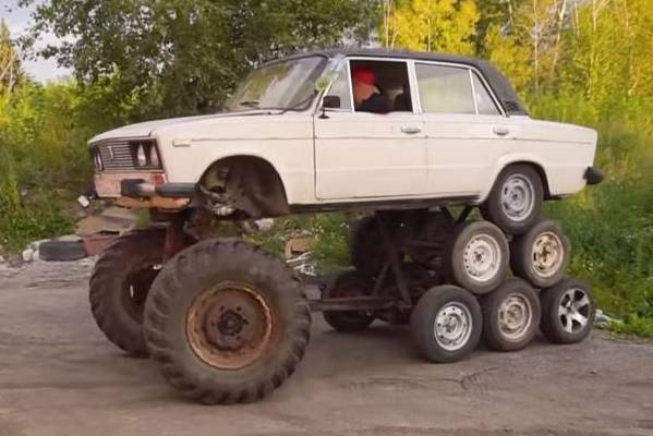 Na Rússia, Lada Laika é convertido em aberração com 14 rodas