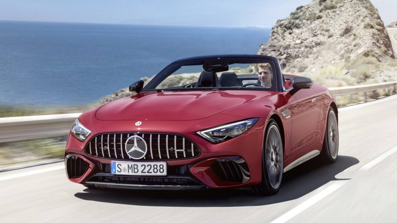 Mercedes-AMG SL vermelho visto 3/4 de frente