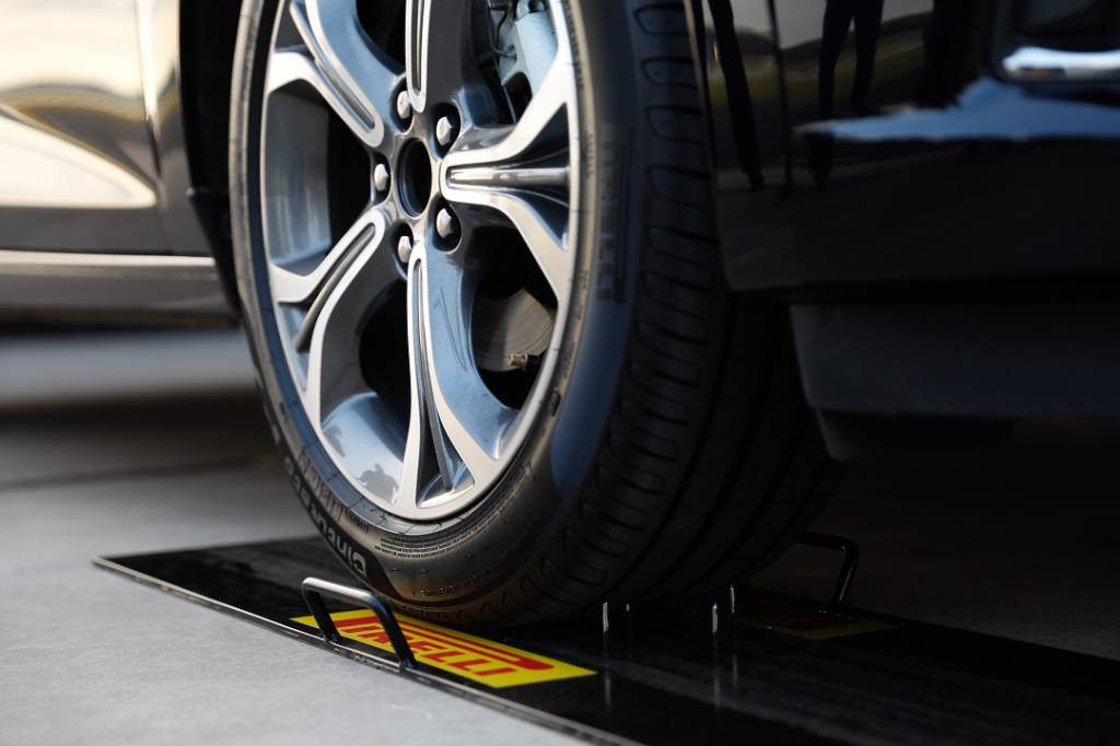 Pirelli lança no Brasil pneus que consertam furos sozinhos