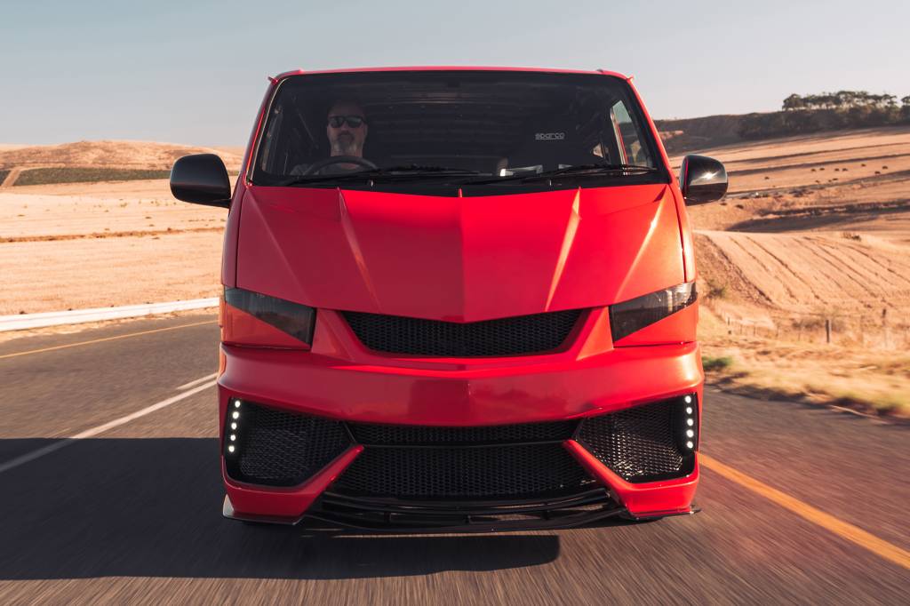 ‘Van da Lamborghini’ tem 600 cv e descanso de pés sobre motor V12 central