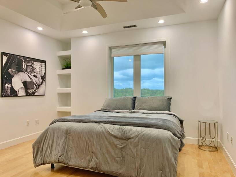 A grande maioria dos seis quartos, na verdade, é bem simples, como uma casa de aluguel qualquer A grande maioria dos seis quartos, na verdade, é bem simples, como uma casa de aluguel qualquer