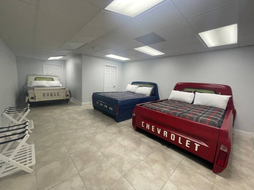 Assim como o "quarto dos esportivos" esse outro segue a linha, mas dessa vez as camas são réplicas de picapes antigas Assim como o "quarto dos esportivos" esse outro segue a linha, mas dessa vez as camas são réplicas de picapes antigas