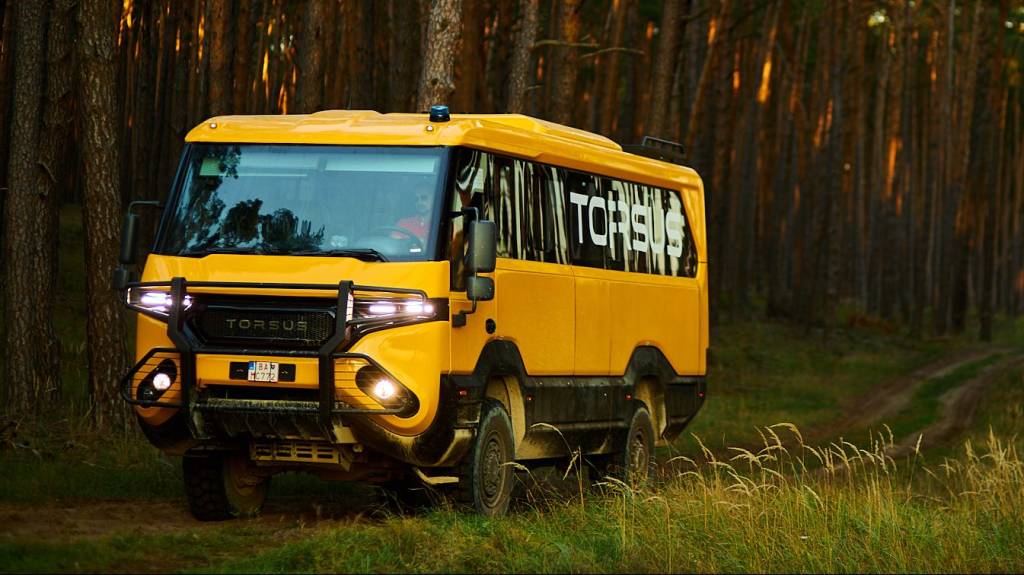 Ônibus off-road da Torsus tem versão escolar e encara até mata fechada