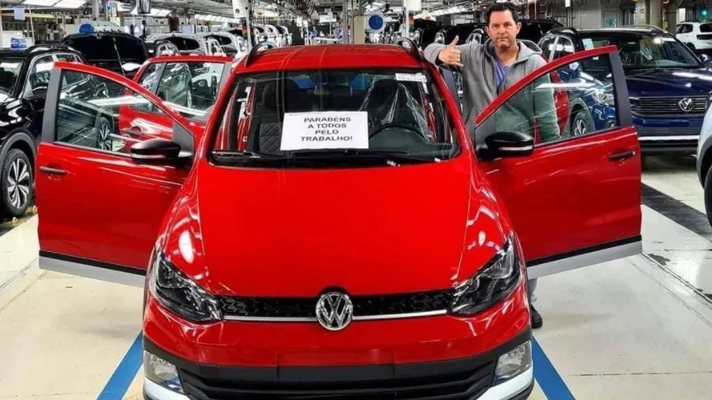 ultimo-vw-fox Foto da última unidade ainda na linha de montagem