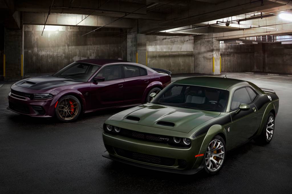 The 2022 Dodge Charger (left) and Challenger SRT Hellcat Redeye Dodge Charger 2022 (esquerda) e Challenger SRT Hellcat Redeye Widebody Jailbreak