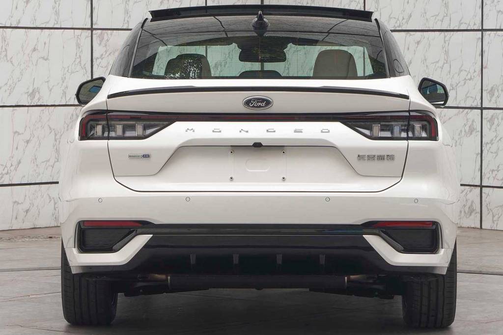 FORD MONDEO 2023 1 Ford Mondeo 2023 branco visto de trás