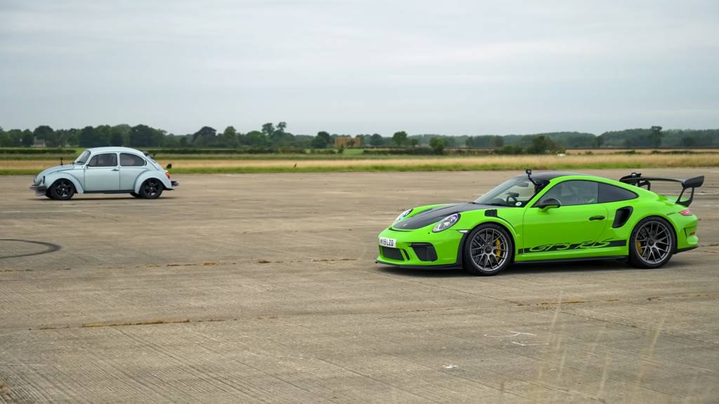 Fusca com motor de Tesla vence arrancada contra um Porsche 911 GT3 RS